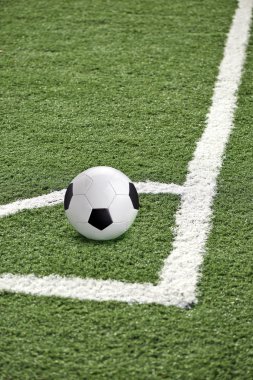 geleneksel futbol topu futbol sahası üzerinde