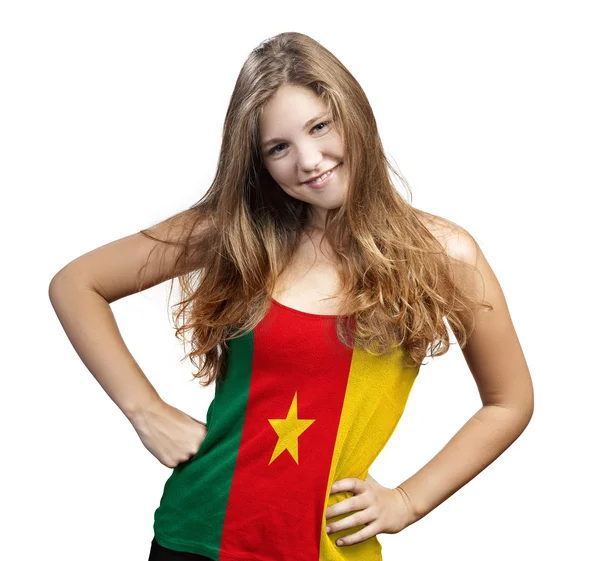 Junge Frau mit langen lockigen Haaren und einem kamerunischen T-Shirt — Stockfoto