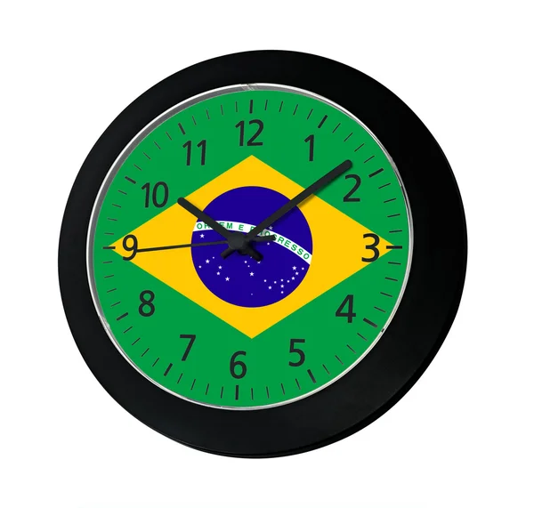 Черные часы с флагом Бразилии на стене — стоковое фото