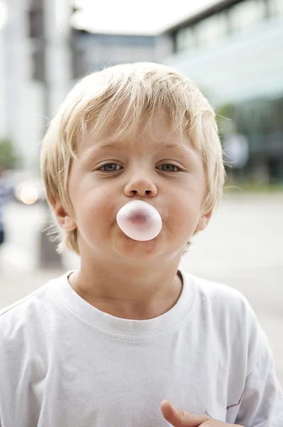 Bambino che soffia una gomma da masticare — Foto Stock