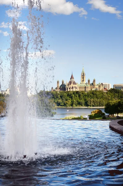 Panoráma města Ottawa v den nad řekou s historickými architekt — Stock fotografie