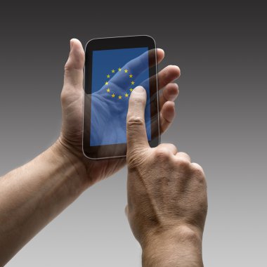 Avrupa bayrak ekran akıllı telefon tutarak