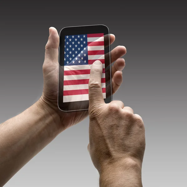 Innehar usa flagga skärmen smart telefon — Stockfoto