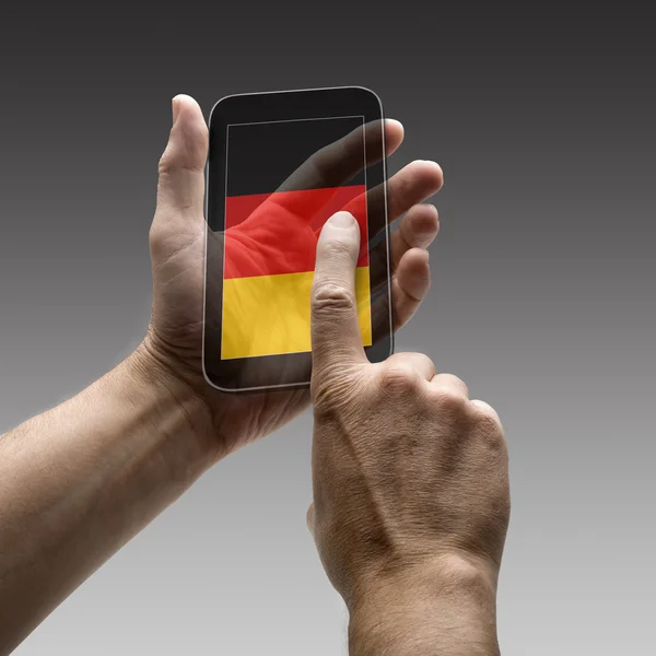 持有德国国旗屏幕智能手机 — 图库照片