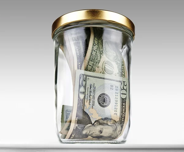 Billets de banque en dollars américains dans un bocal fermé en verre — Photo