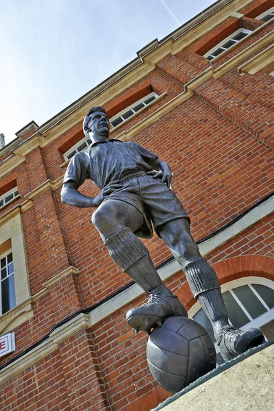 Статуя футбол легенди Фулхем стадіоні у Лондоні — стокове фото
