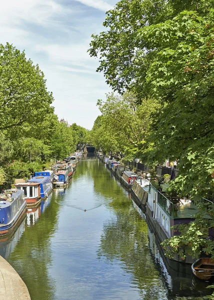 ロンドン、イングランドでリトル ・ ベニスでリージェンツ運河のボート — ストック写真