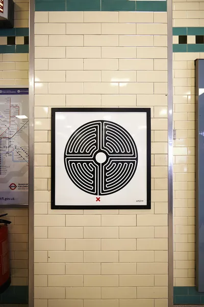 런던의 지 하 지하철에서 어셈블리 지점 로그인 — 스톡 사진