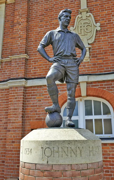 런던에서 풀 햄 경기장에서 축구 전설 동상 — 스톡 사진
