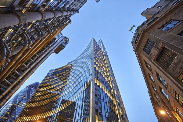 Edifícios de escritórios comerciais exteriores. Vista noturna no céu inferior — Fotografia de Stock