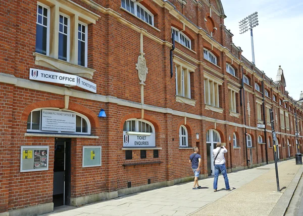 Tickets office from the stadium of Fulham FC, two mans walking o — Stock Photo, Image