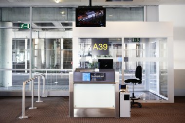 Brüksel-Mayıs 25, 2013. Brüksel zaventem kapısında airport.desk