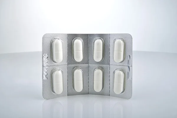 White hard capsule in transparent blister pack — Stock Photo, Image