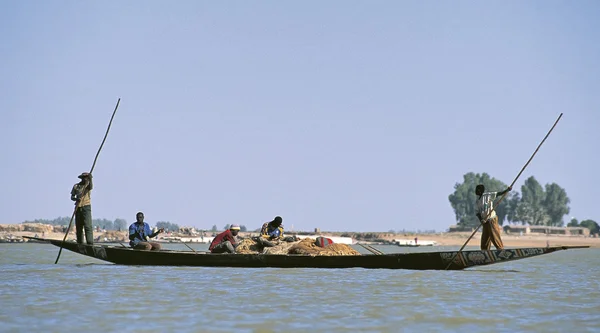 Afrikanska fiskare pinnace navigerar floden Niger — Stockfoto