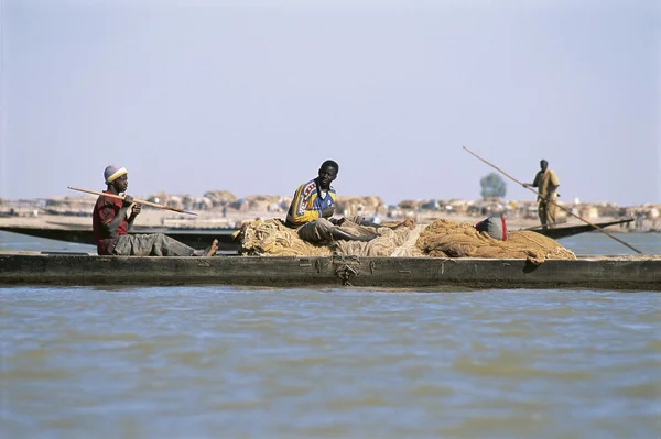 Αφρικανός ψαράς που πλέει στον ποταμό Νίγηρα — Φωτογραφία Αρχείου