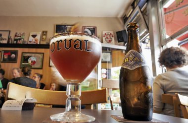 Orval Belçikalı trappist ale şişe ve cam bir tablo