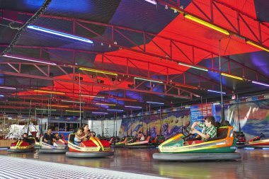 Bazı insanlar eğlenmek bir çarpışan araba eğlence p