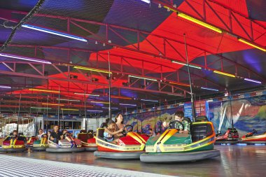 Bazı insanlar eğlenmek bir çarpışan araba eğlence p