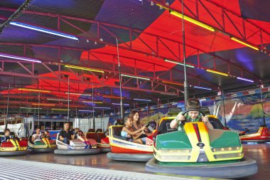 Bazı insanlar eğlenmek bir çarpışan araba eğlence p