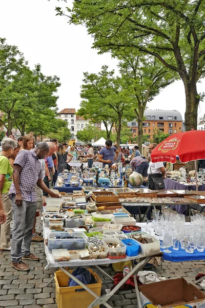 Flea market at Place du Jeu de Balle — Stock Photo, Image