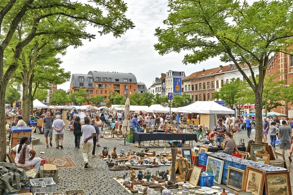 Flea market at Place du Jeu de Balle — Stock Photo, Image