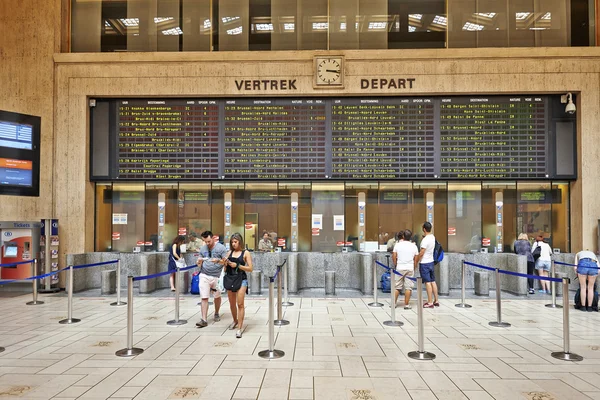 Interior do átrio principal da Estação Ferroviária Central de Bruxelas — Fotografia de Stock