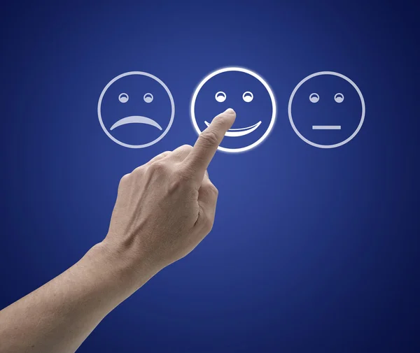 müşteri hizmeti değerlendirme formu ile ekran dokunaklı el.