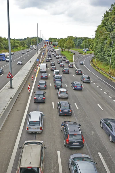 Lots of car stucked in Bertem cloverleaf, on the highway E40 — Stock Photo, Image