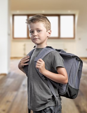 Beyaz arka plan üzerinde izole sırt çantası ile genç çocuk