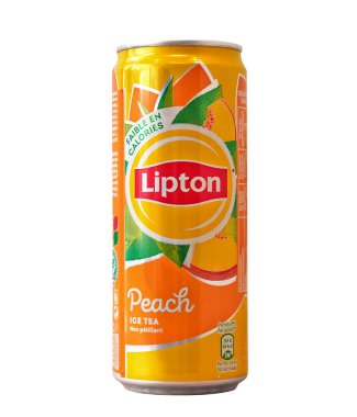Brüksel, Belçika -13 Ekim 2021; Belçika için üretilen şeftali aromalı Lipton Ice Tea konservesi. Popüler içecek markası