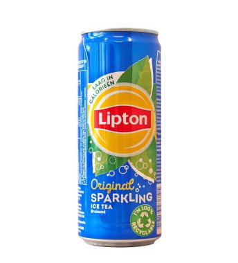 Brüksel, Belçika -13 Ekim 2021; Belçika için üretilen beyaz arka planda izole edilmiş Lipton Ice Tea konserve alüminyum. Popüler içecek markası