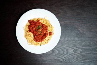 Fotokopi alanlı spagetti sosisi.