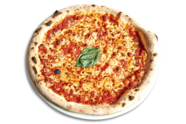 Margherita pizzasının beyaza izole edilmiş hali.
