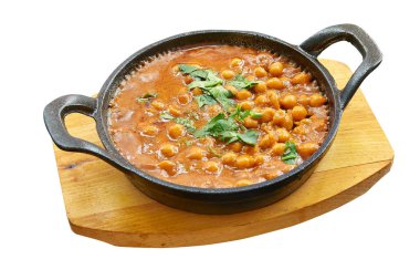 Küçük tavada Chana Masala 'nın üstten çekimi. Kırpma yolu ile beyaz üzerinde izole