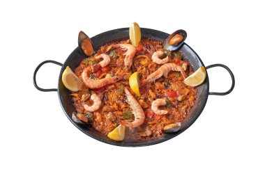 Beyaz arka planda İspanyol paella 'sı. Kırpma yolu ile izole edilmiş