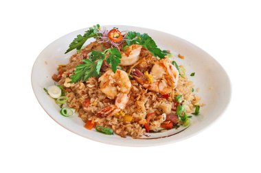 Kızarmış pirinç ve beyaz tabakta karides üzerine genel görünüm kırpma yolu ile beyaz üzerinde izole