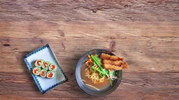 Ξύλινο Τραπέζι Από Ξύλο Καρυδιάς Ιαπωνικό Φαγητό Και Θέα Από — Αρχείο Βίντεο