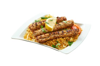 Beyaz tabakta Kebap Biryani 'nin üstten çekimi. Kırpma yolu ile beyaz üzerinde izole