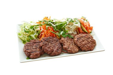 Beyaz tabakta Hint kebabı resmi. Kırpma yolu ile beyaz üzerinde izole