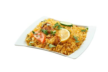 Beyaz tabakta Biryani usulü tavuk resmi. Kırpma yolu ile beyaz üzerinde izole