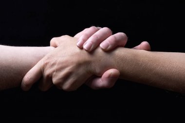 Duygular kavramı. Dokunma hissi, kadın ve erkek eliyle temasla duyguları ve duyguları ifade eder.