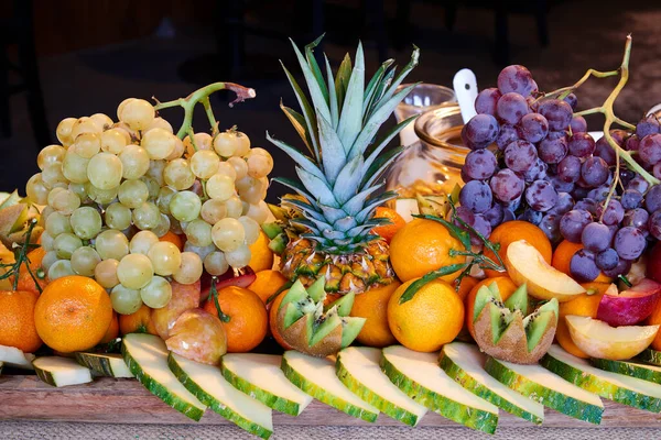 Kolorowy Bufet Sezonowymi Świeżymi Owocami — Zdjęcie stockowe