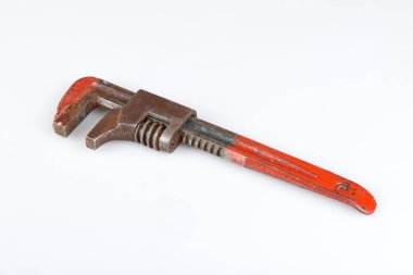 Eski ve paslı ayarlanabilir İngiliz anahtarı. Stüdyo çekimi