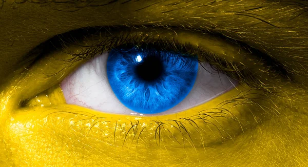 Mužské Oko Zblízka Ukrajinskou Barevnou Vlajkou — Stock fotografie