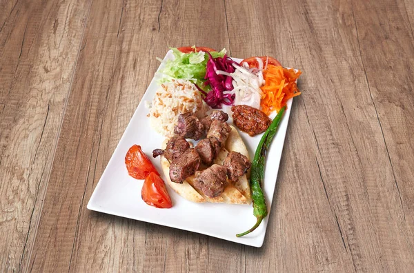 Placa Blanca Con Kebab Cordero Verduras Sobre Mesa Madera — Foto de Stock