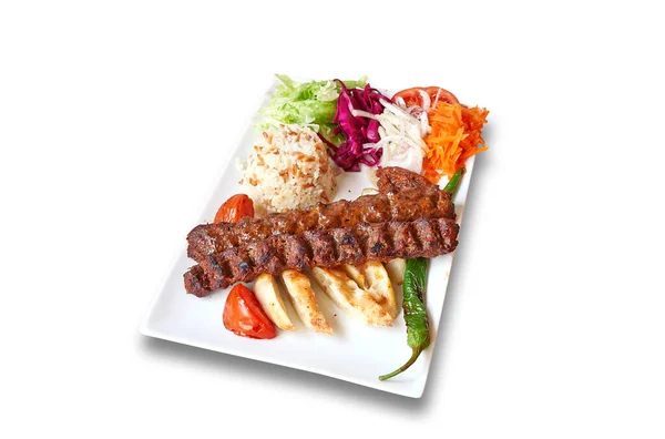 白盘与阿达纳Kebab和蔬菜分离在Withe — 图库照片