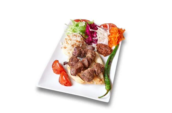 Witte Plaat Met Lam Kebab Groenten Geïsoleerd Withe — Stockfoto
