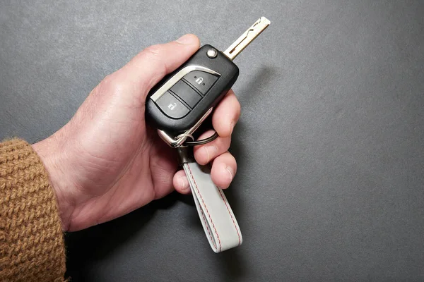 Mužská Ruka Drží Hybridní Klíč Auto Prázdným Štítkem Černém Dřevěném — Stock fotografie