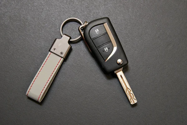 Coche Clave Híbrido Con Etiqueta Blanco Mesa Madera Negra — Foto de Stock