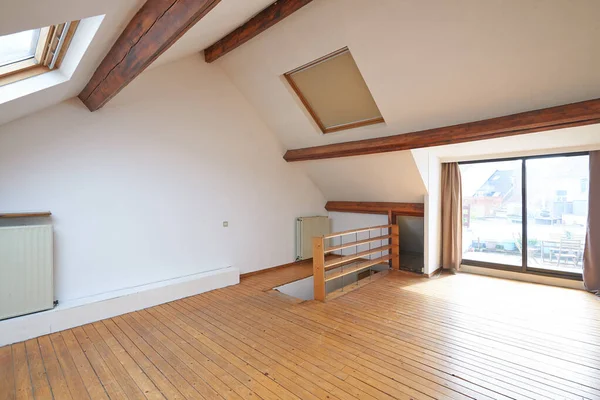 屋内の屋根裏窓と空の部屋の堅木の床 — ストック写真